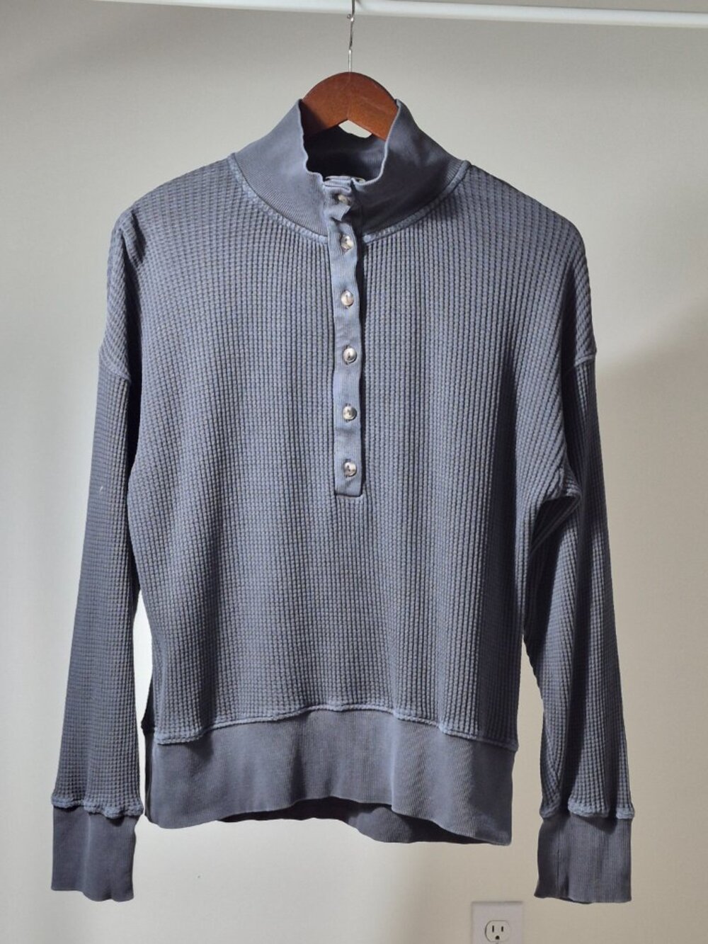 Faherty Women’s M Après Waffle Henley  Gray %100 Organic Cotton Pullover
